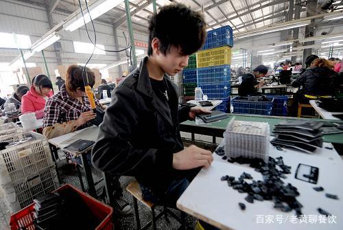 低學(xué)歷年輕人 餐廳服務(wù)員與流水線的抉擇，何者更優(yōu)？